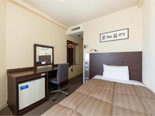 冈山The OneFive Okayama - Vacation STAY 41839v的酒店客房带一张床、一张书桌和一面镜子