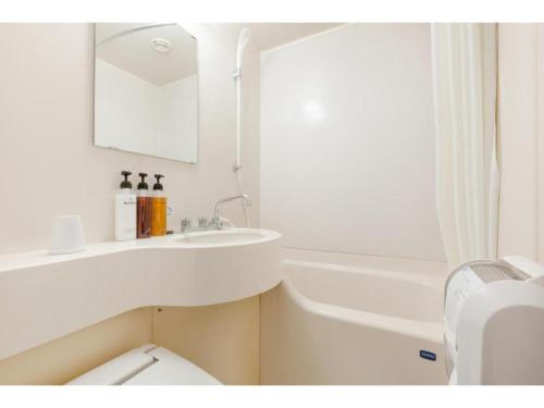 冈山The OneFive Okayama - Vacation STAY 41839v的浴室配有盥洗盆、卫生间和浴缸。