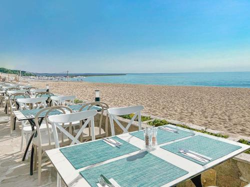 金沙GRIFID Moko Beach - 24 Hours Ultra All Inclusive & Private Beach的海滩上一排桌椅