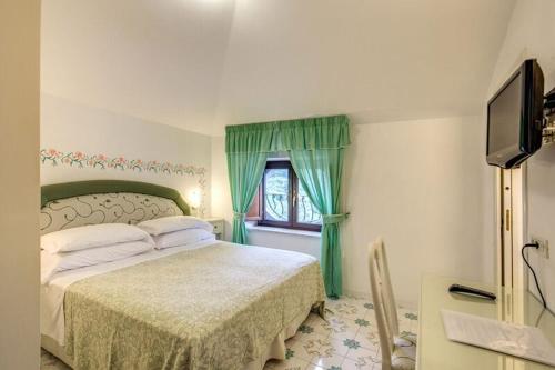 索伦托拉巴​​迪亚酒店的一间卧室设有一张床和一个窗口