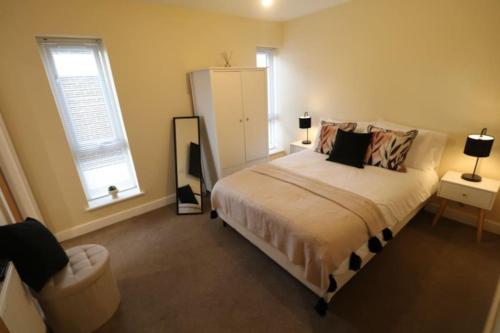 蒂诗上的索纳比The Loft - IH21ALL - APT 9的卧室配有床、椅子和窗户。