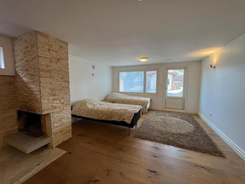 坦佩雷Stunning 5BR 16 Bed Home with Finnish Sauna & Jacuzzi 340 m2的客厅设有壁炉和沙发。