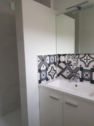 贝桑松La Petite Sommière的浴室设有白色水槽和镜子