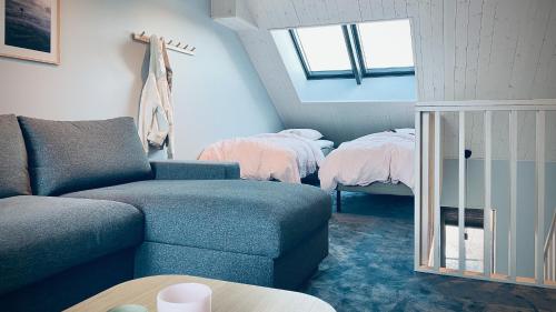 菲奈斯达伦Ömsedal Funäsdalen的带沙发和2张床的客厅