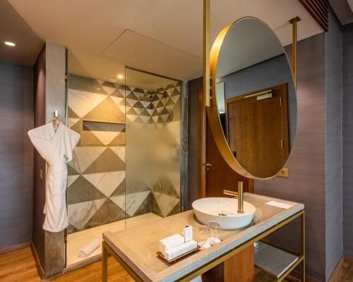 卡萨布兰卡Barceló Anfa Casablanca的一间带水槽和镜子的浴室