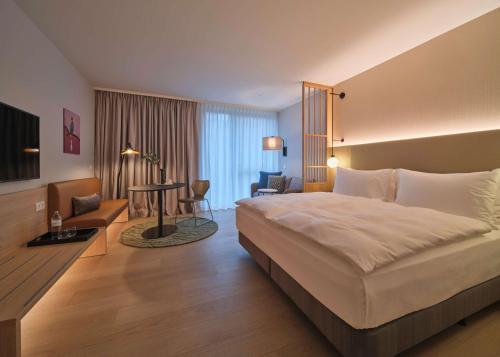 维也纳Adina Apartment Hotel Vienna Belvedere的酒店客房设有一张大床和一张桌子。
