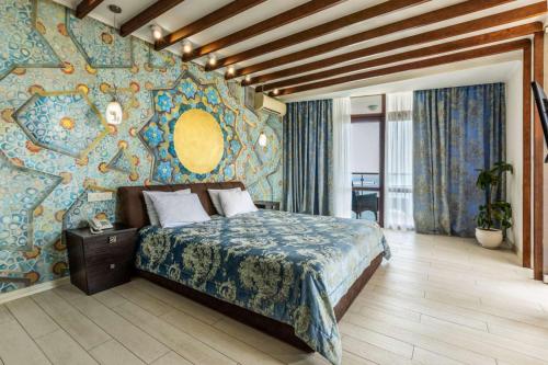 敖德萨斯科佩里设计酒店的一间卧室设有一张床和色彩缤纷的墙壁