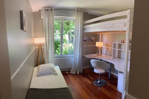Jacob-BellecombetteMagnifique T4 terrasse vue lac et montagnes的一间卧室配有一张桌子和一张双层床。