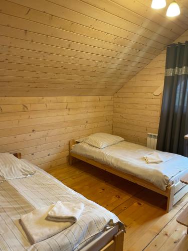 GraboszyceSosnowy Domek Piętro的小木屋内带两张床的房间