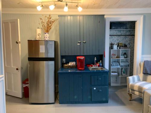 JeffersonWind in the Willows Overnight的一间带蓝色岛屿和冰箱的厨房