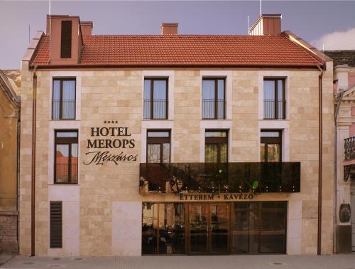 塞克萨德Hotel Merops Mészáros的建筑上标有酒店摩洛哥标志