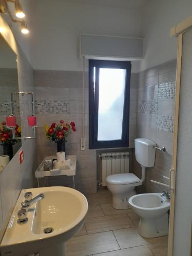 彼得拉桑塔Appartamento ORNELLO的一间带水槽和卫生间的浴室以及窗户。