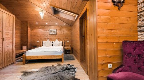 ValevtsiChalet Balkan的小木屋内一间卧室,配有一张床