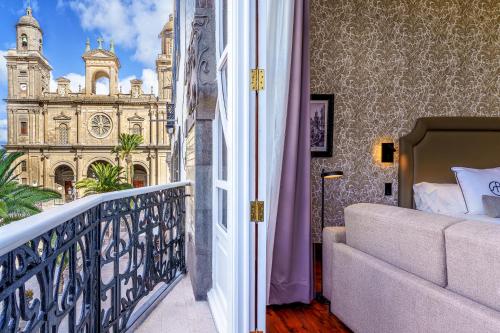 大加那利岛拉斯帕尔马斯Boutique Hotel Cordial Plaza Mayor de Santa Ana的客房设有一个享有教堂景致的阳台。