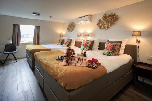 法尔肯堡Bed and Breakfast De Heren van Valkenburg的一间卧室配有两张床,床上配有国际象棋。