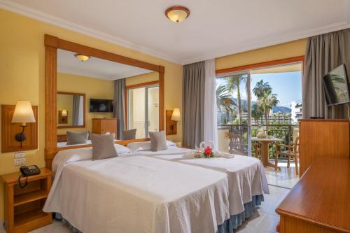 拉克鲁斯诺利亚GF公寓的酒店客房设有两张床和一个阳台。