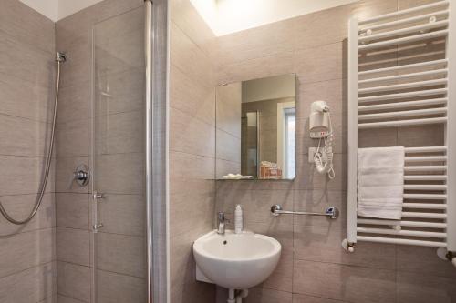 里米尼Hb Hotels Orchidea Blu的一间带水槽和淋浴的浴室