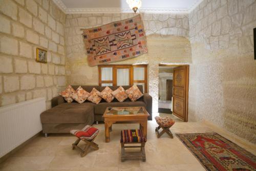 格雷梅Paradise Cappadocia的客厅配有沙发和桌子