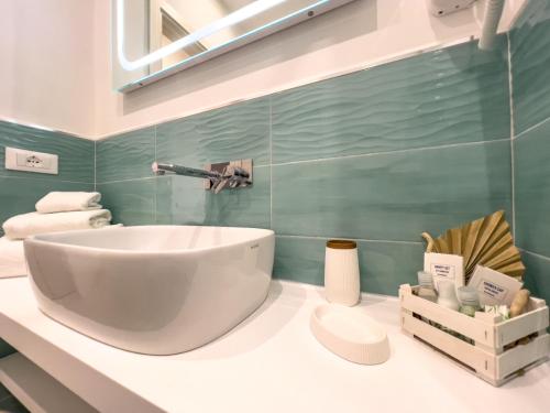 伊斯基亚B&B A Due Passi的一个带大白色水槽的柜台浴室