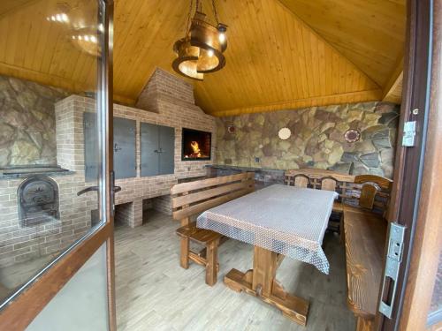 斯基希德尼萨Villa OkSun的一间带桌子和壁炉的用餐室