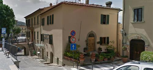 蒙特圣萨维诺dalla CARLA in Toscana的街道边的建筑物