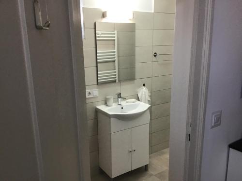 锡比乌Casa Wagner的浴室设有白色水槽和镜子