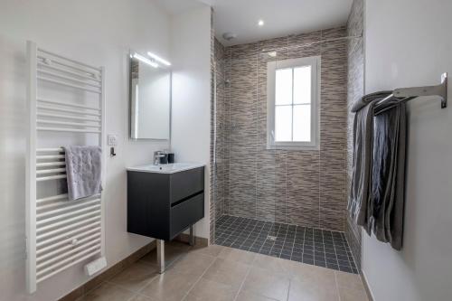 多吕多勒龙L'Hirondelle Verte - Charmante maison pour 6 voyageurs的一间带水槽和砖墙的浴室