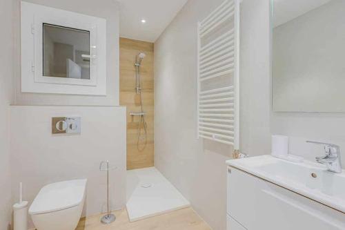 布拉内斯Apartamento Condal的白色的浴室设有卫生间和水槽。