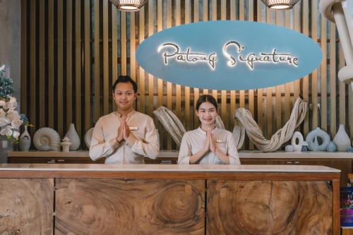 芭东海滩Patong Signature Boutique Hotel的两个人在房间里做瑜伽