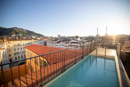 土伦L'Eautel Toulon Centre Port的享有大楼顶部游泳池的景色
