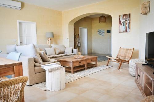 阿尔卜Ogygia Suites Gozo的客厅配有沙发和桌子