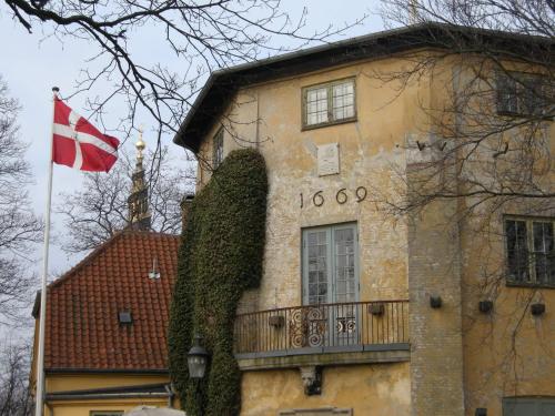 哥本哈根ApartmentInCopenhagen Apartment 1461的前面有旗帜的建筑