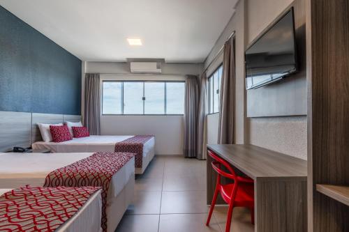 帕尔马斯103 Hotel & Flats的酒店客房配有两张床和一张书桌