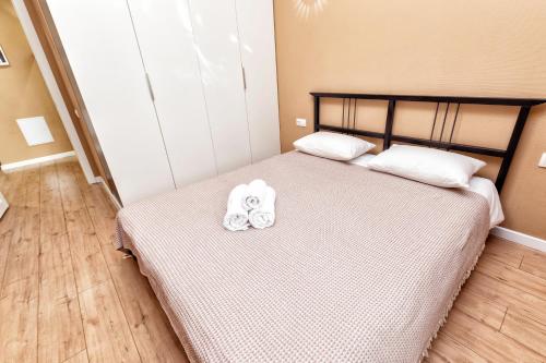 阿斯塔纳Абрикосовое парфе的一间卧室配有一张床,上面有两条毛巾