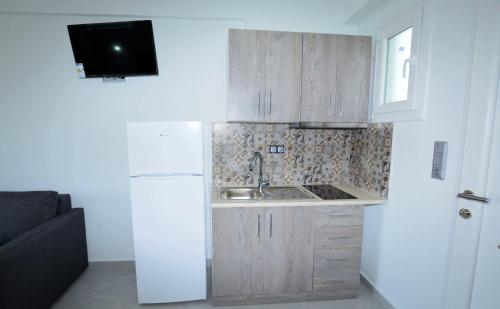 斯卡拉拉乔伊Platana Studios Karadolas的厨房配有水槽和白色冰箱
