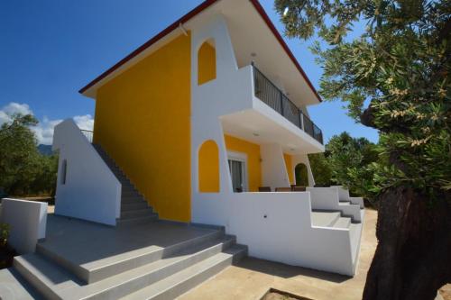 斯卡拉拉乔伊Platana Studios Karadolas的黄色和白色的房子