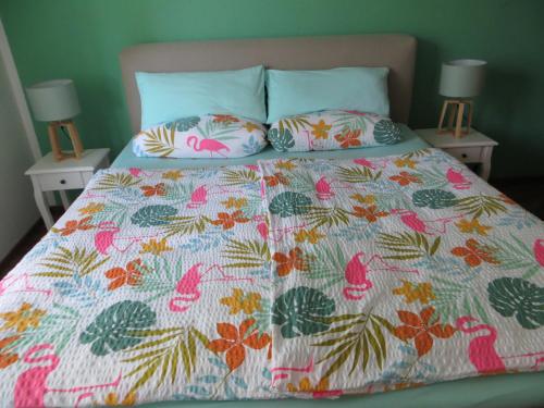 布莱Zur Gartenlaube的一张带五颜六色的被子和两个枕头的床