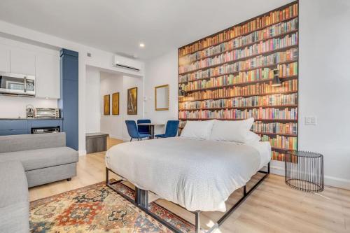 魁北克市Initial / Harry / Quebec+stat的一间卧室配有一张床和一堵大墙的书籍