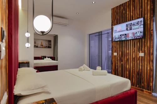 卡萨米尔Hotel Piramida的卧室配有一张白色大床和镜子