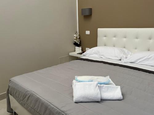 庞贝Pompei via Roma Suite的一间卧室配有一张大床和两条毛巾