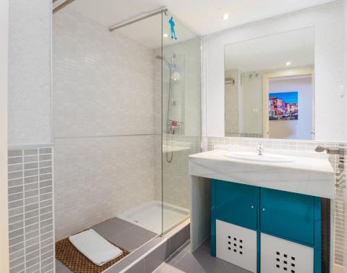 马尼尔瓦2174-Huge 3 bedrooms with terrace and pool的一间带水槽和淋浴的浴室