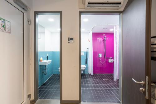 慕尼黑加戈慕尼黑酒店的一间带粉红色卫生间和盥洗盆的浴室