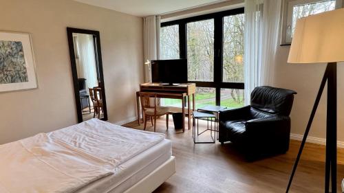 Kall施泰因费尔德修道院酒店的一间卧室配有一张床、一张桌子和一把椅子
