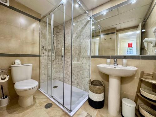 卡尔佩Esmeralda Suites 21º piso的带淋浴、卫生间和盥洗盆的浴室