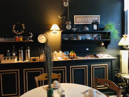 布雷里奥海滨A La Dolce Vita的一间设有桌子和墙上时钟的餐厅