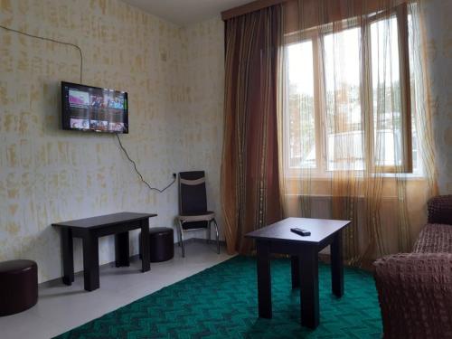 科布列季Natalia的客厅设有2张桌子和1台墙上的电视