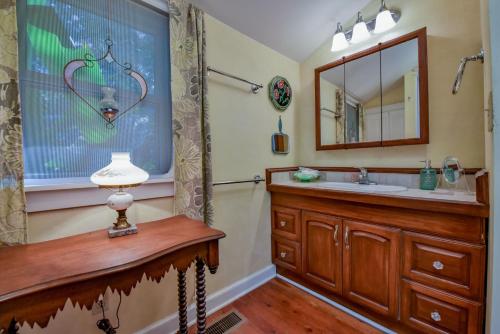 塔斯卡卢萨Firefly Garden的一间带水槽和镜子的浴室