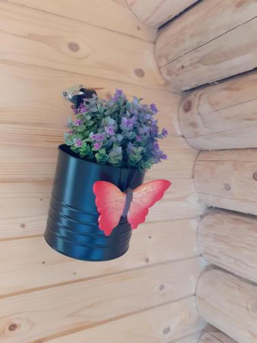 Tieltsheepinn hoekje的墙上挂着鲜花和两个蝴蝶的蓝色锅