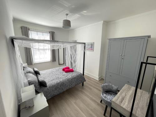 泰恩茅斯Edith Haven Tynemouth Fabulous Coastal Holiday Home with Free OnStreet Parking的一间卧室配有一张带天蓬的床