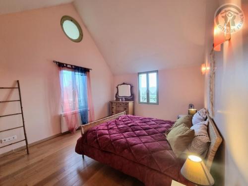Mousseaux-sur-SeineLa Maison de Nicole的一间卧室配有一张带紫色毯子的床